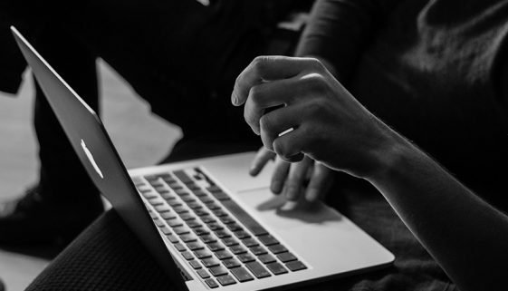 การพัฒนาสื่อการเรียนการสอนผ่านระบบอิเล็กทรอนิกส์ เรื่อง พาณิชย์อิเล็กทรอนิกส์